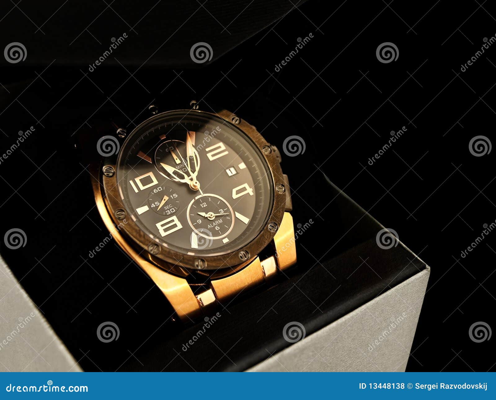 Montre de luxe d'homme dans le cadre de cadeau sur le fond noir.