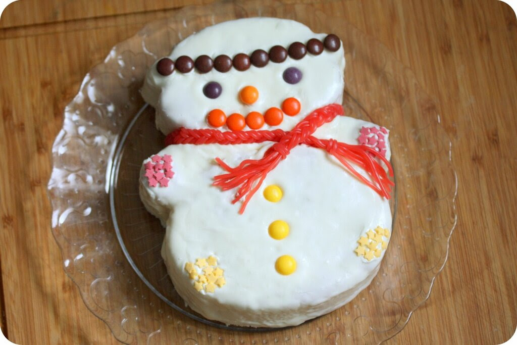 Gateau Bonhomme De Neige Pour Occuper Les Enfants Et 2 Moules A Gagner Cadeau Chez Requia Cuisine Et Confidences
