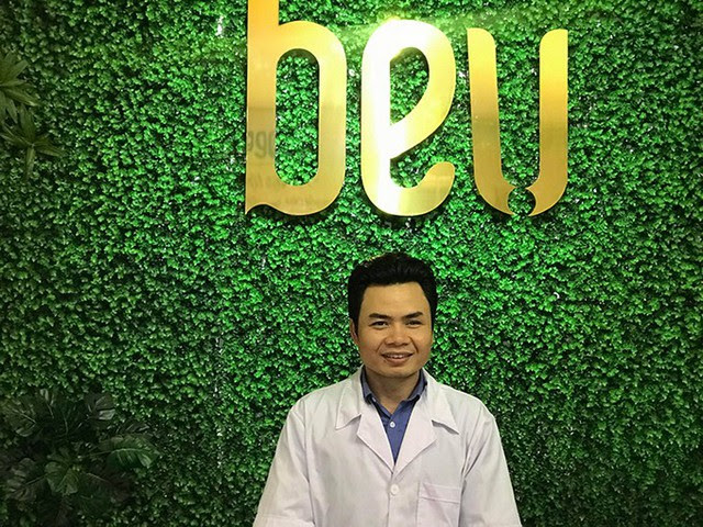  Lương y Nguyễn Bá Tuyên mang hi vọng cho nhiều người bị mụn. 