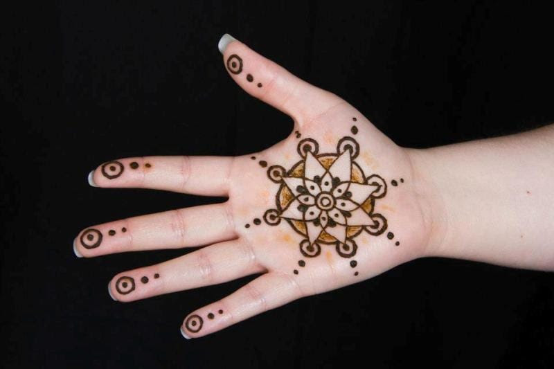 30 Easy Henna Mehndi Designs That You Can Draw Yourself Listaka