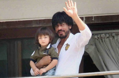Foto: Bikin penasaran, Begini gaya menggemaskan AbRam saat bermain pasir bersama Shahrukh Khan http://ift.tt/20kt43r - Berita Terkini Shahrukh Khan Terbaru Hari Ini -Shahrukh Khan lagi-lagi berhasil membuktikan bahwa dia adalah ayah yang paling keren se-India. Hal tersebut ditunjukkan saat bintang film "Raees" itu mengajak putra bungsunya AbRam Khan menghabiskan malam di sebuah pantai. 