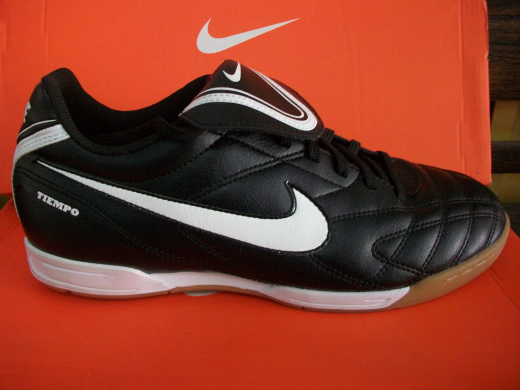 NIKE  TIEMPO III IC black white SEPATU  BOLA SEPATU    NIKE  TIEMPO III IC black white SEPATU  BOLA SEPATU