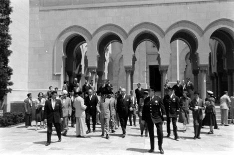 Bung Karno Sholat10