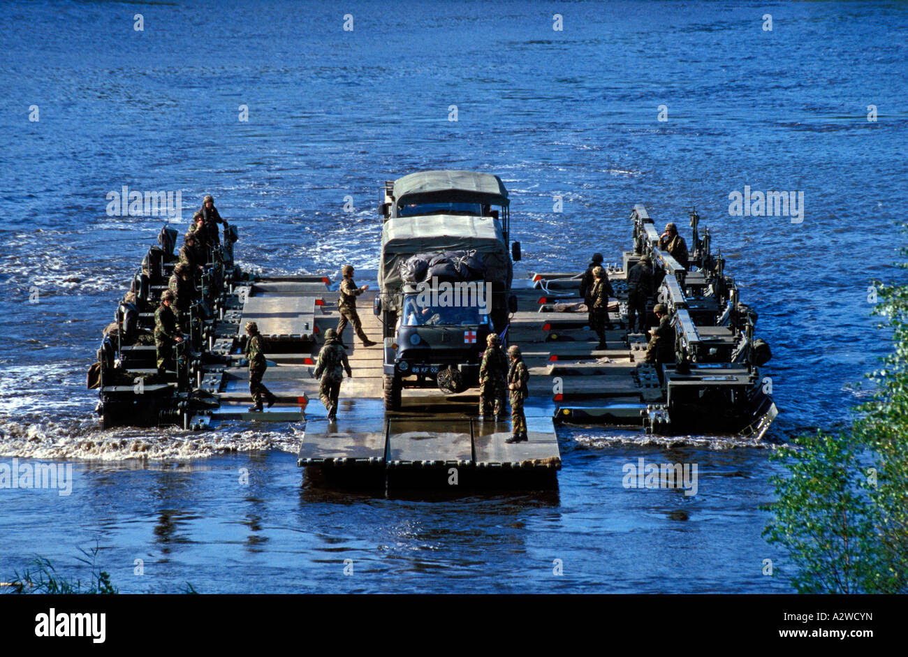 http://c8.alamy.com/comp/A2WCYN/british-army-m3-amphibious-rig-crossing-water-obstacle-during-exercise-A2WCYN.jpg