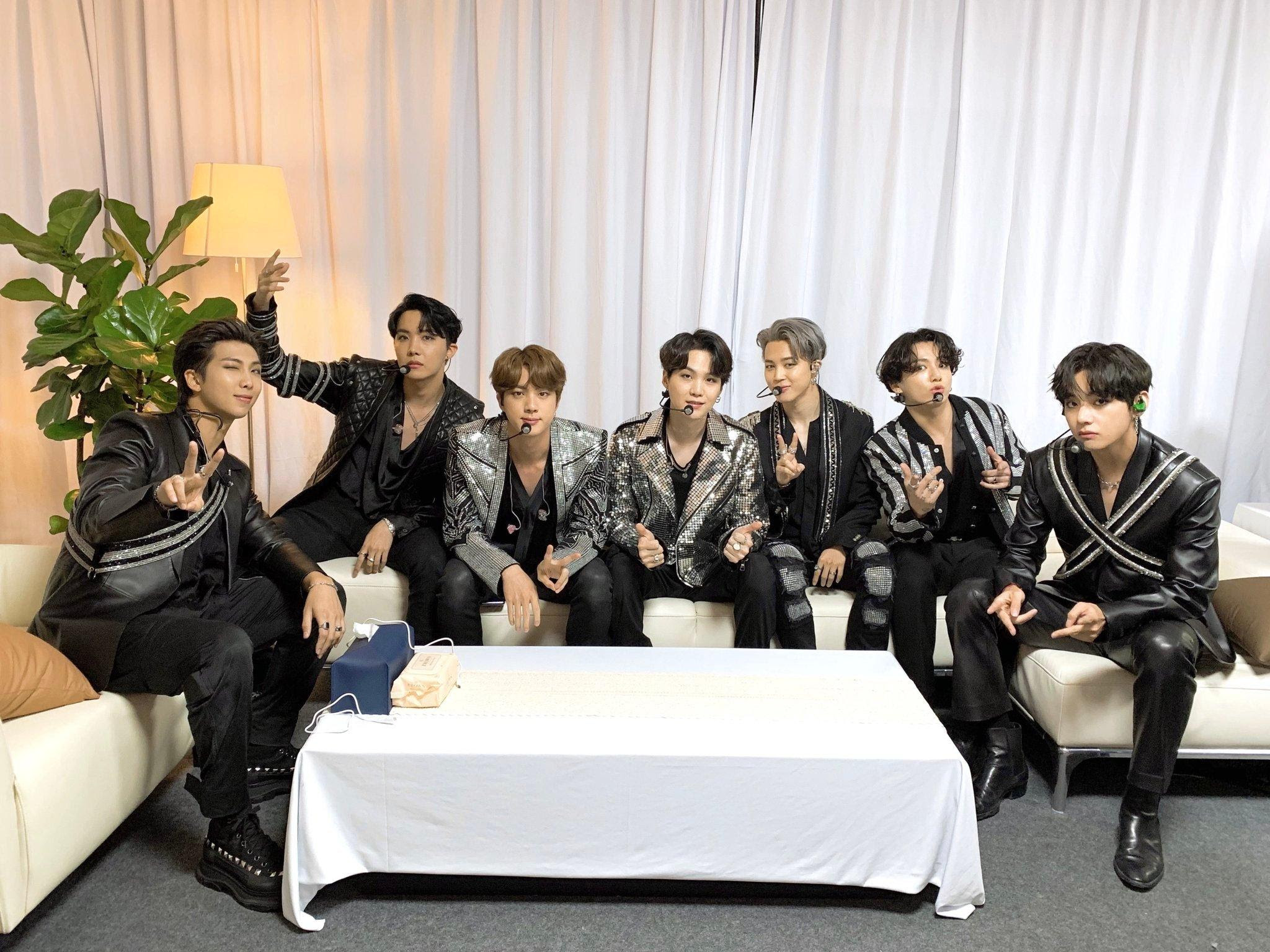 Bts Kim Tae Hyung S Face Is Decadent And Beautiful And He Speaks Chinese To Warm His Heart Tian Jung Guo Shaves His Back And Side To Show Off His Wild Abs Daydaynews