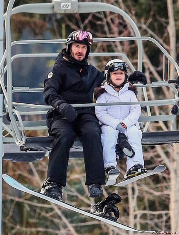 Cả gia đình cựu danh thủ Anh đang có kỳ nghỉ tại British Columbia, Canada. Tại miền cực tây ngập tuyết, Becks hào hứng cùng con gái đi cáp lên đỉnh núi để dạy cô nhóc trượt tuyết.
