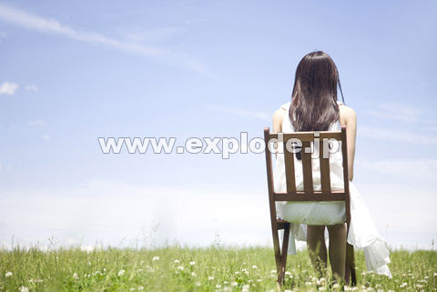 椅子に座っている女性の後ろ姿 Af Jpg 写真素材