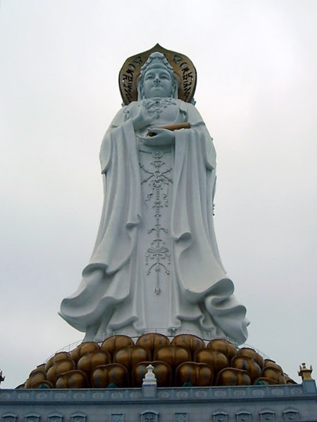 4.travel-blog-magazine-583_3 hugest statues4