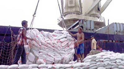 Ambon, Malukupost.com - Harga berbagai jenis beras antar pulau yang ditawarkan para pedagang di pasar tradisional maupun sejumlah toko swalayan di Kota Ambon hingga kini masih normal. Pada pasar tradisional Mardika dan Batumerah, Selasa (7/2), terlihat para pedagang menawarkan beras asal Perum Bulog Maluku dengan harga Rp11.000 per kilogram. Kemudian, harga beras premium janis Tawon dan Bulir Mas rata-rata Rp13.000 per kilogram, beras medium jenis Dua Udang dan Finisi Rp12.000 per kilogram, dan berbagai beras tanpa merek mulai dari Rp10.000 hingga Rp11.000 per kilogram, serta beras ketan Rp20.000 per kilogram.