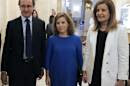 El portavoz del PP en el Congreso, Alfonso Alonso (i), junto a la vicepresidenta del Gobierno, Soraya Sáenz de Santamaría (c), y la ministra de Empleo, Fátima Báñez (d), antes de pronunciar una conferencia en el transcurso de un desayuno informativo organizado por el Fórum Europa. EFE