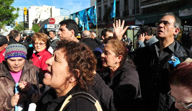 Simpatizantes da presidente argentina Cristina Kirchner fazem vigília em frente a clínica em Buenos Aires nesta terça-feira (8) (Foto: AFP)