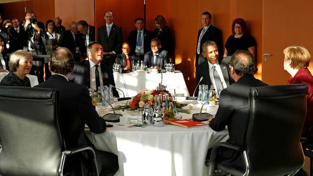 May, Rajoy, Renzi, Obama, Hollande y Merkel, ayer, durante su encuentro en la cancillería alemana, en Berlín