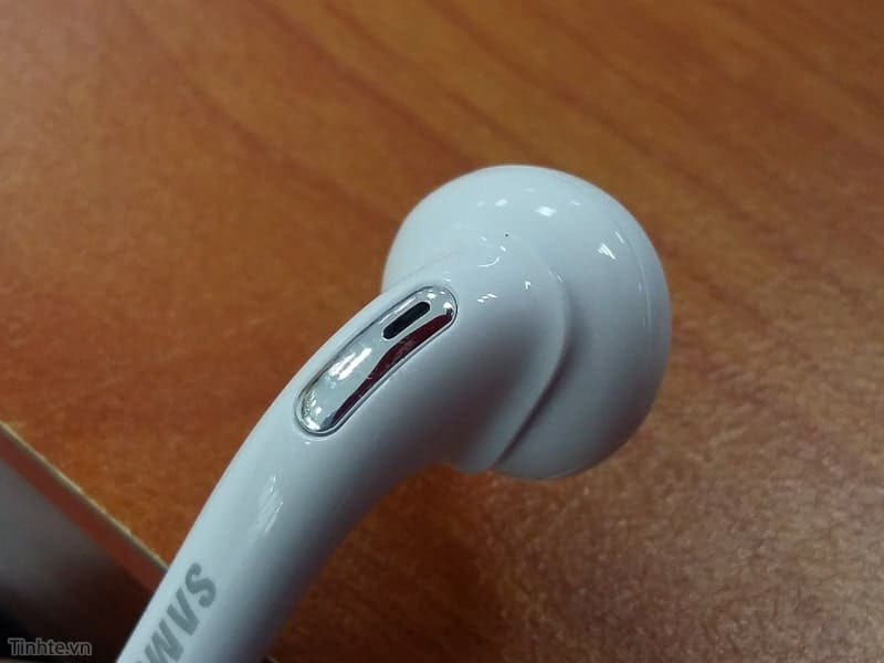 2986855_Galaxy_S6_earphone_leak-10