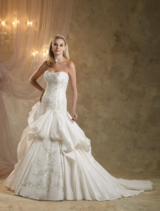 Looking for Your Dream Traditional Royal Wedding  Dress  