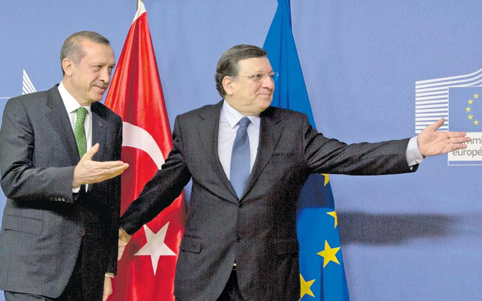Ο πρόεδρος της Επιτροπής, Ζοζέ Μανουέλ Μπαρόζο, τόνισε στον Τούρκο πρωθυπουργό Ρετζέπ Ταγίπ Ερντογάν ότι «όποια κι αν είναι τα προβλήματα, οι λύσεις πρέπει να συνάδουν με το κράτος δικαίου και τη διάκριση των εξουσιών».