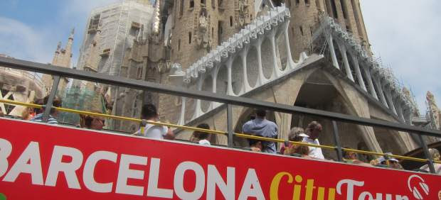 Bus turístico ante la Sagrada Familia