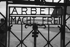 Arbeit macht frei [Il lavoro rende liberi]