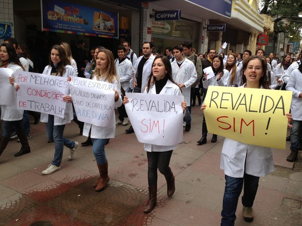 protesto de estudantes de medicina reúne 100 pessoas em Rio Grande (Foto: William Goncalves da Silva/RBS TV)