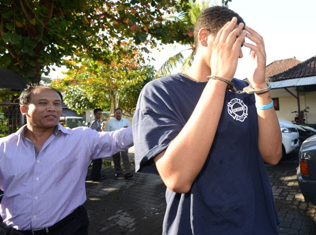 Tommy Schaffer é visto durante investigação nesta quarta-feira (13) em Bali. Ele foi preso pela morte da mãe de sua namorada. O corpo da mulher foi encontrado em uma mala  (Foto: Sonny Tumbelaka/AFP)