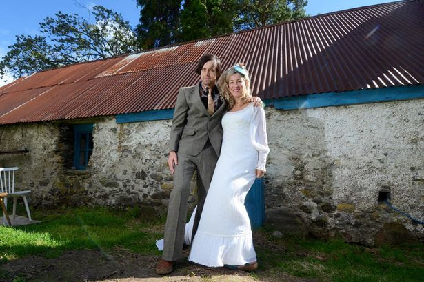 Pasangan Georgina Porteous dan Sid Innes dengan latar belakang rumah kediaman Harry, selepas upacara pemberkatan nikah. 