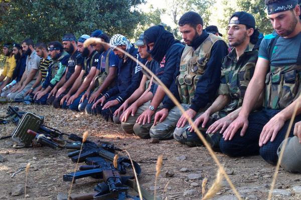 Free Syrian Army (FSA) sedang shalat di tengah kecamuk perang