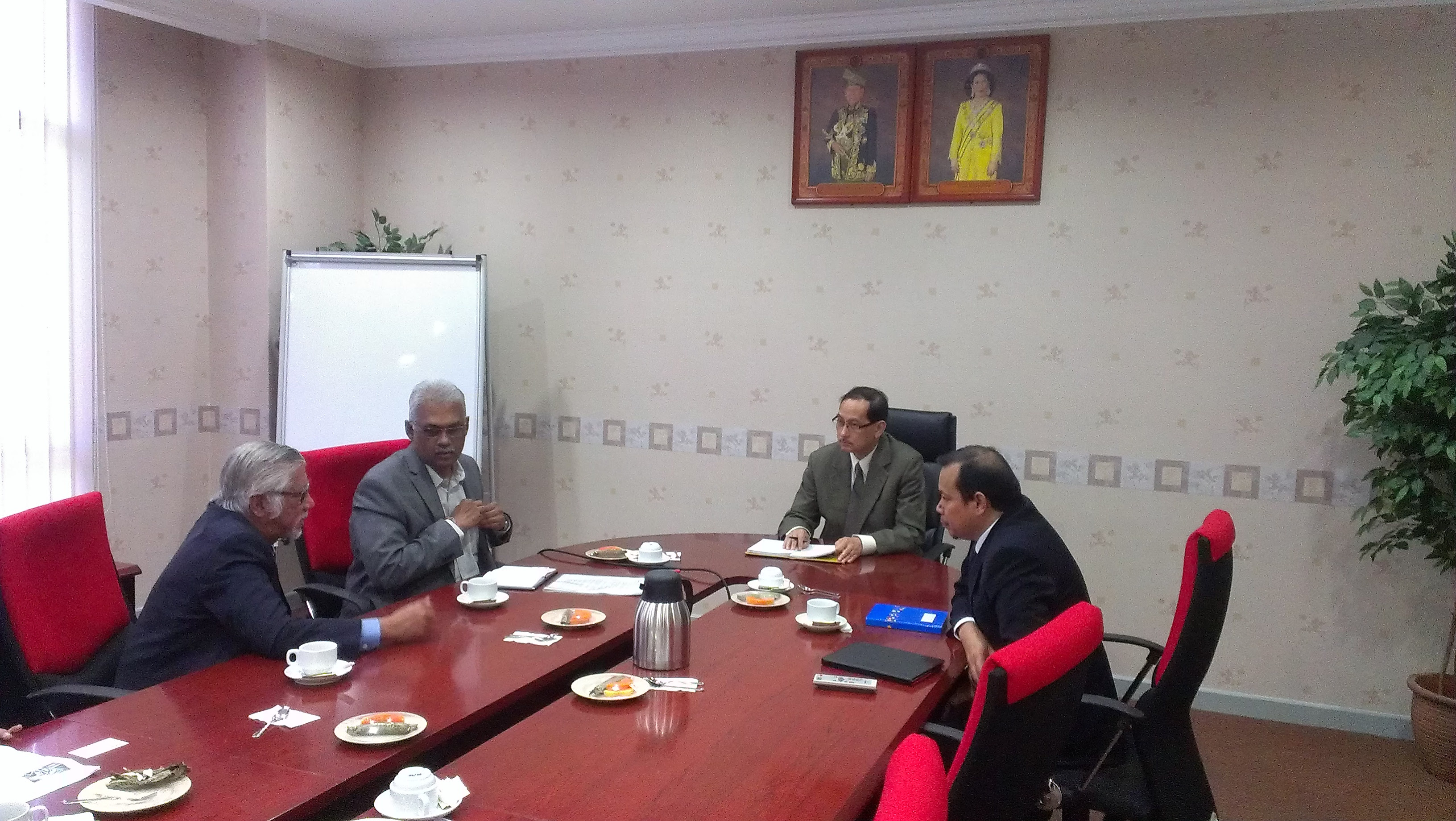 Charles Santiago (Klang Member of Parliament) together with members of the Coalition Against Water Privatisation will meet  the CEO of Suruhanjaya Perkhidmatan Air Negara (SPAN)
