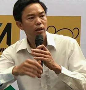  Anh Huấn kể chuyện cùng con vượt qua tự kỷ tại đường sách Nguyễn Văn Bình - Ảnh: Kim Anh. 