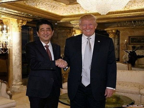 Tổng thống đắc cử Donald Trump (phải) và Thủ tướng Nhật Bản Shinzo Abe có cuộc gặp tại Tháp Trump, thành phố New York, ngày 17/11/2016.