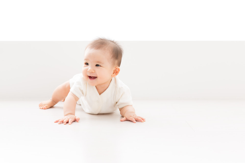 赤ちゃんを二重まぶたにする 時期とテクニック ベビとも