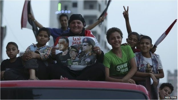 People celebrate on the third day of voting in Egypt's presidential election, in Shubra El-Kheima near Cairo May 28