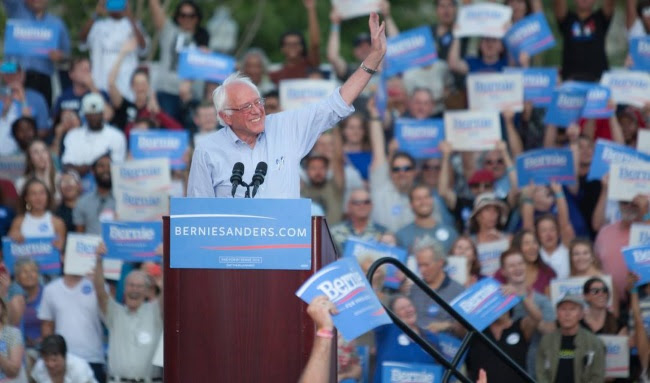 BernieSandersWavingAtRally