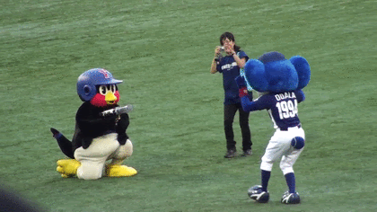 Gif Anime2 ドアラにランチャーを撃って攻撃するつば九郎