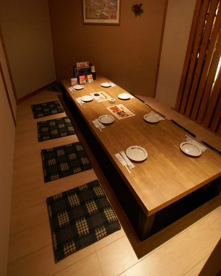 飲食店に 電気式床暖房システム ゆか暖らん 掘りごたつ を施工 サンライズ工業株式会社