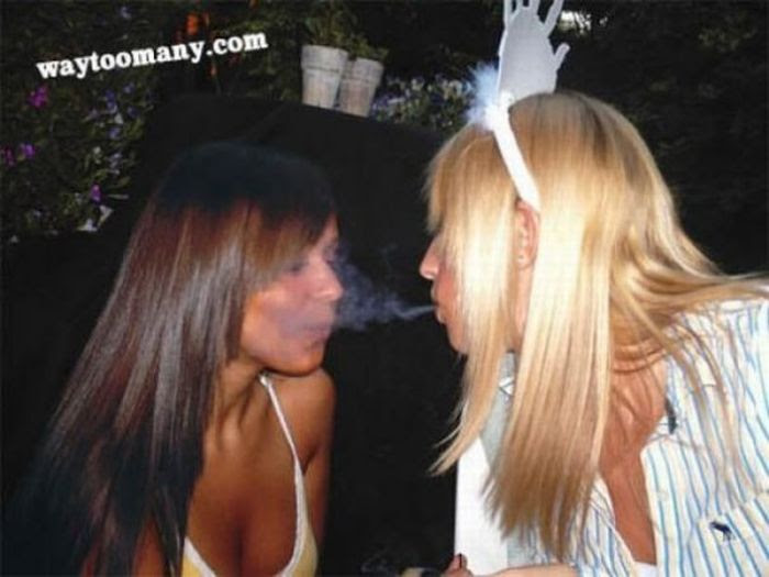Girls with Weed (82 pics)