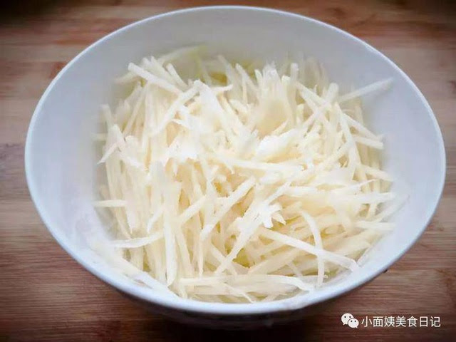 Mẹ và bé cùng làm bánh khoai tây, ngày nghỉ vì dịch qua trong chớp mắt - Ảnh 3.