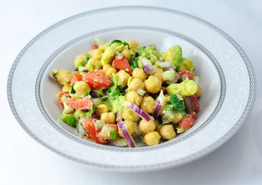 CHICKPEA SALAD WITH TOMATO, AVOCADO AND ONION IN 5 MINS