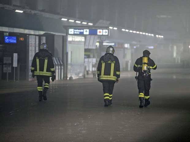 Bombeiros inspecionam principal terminal internacional do Aeroporto Fiumicino de Roma. (Foto: Massimo Percossi / ANSA / via AP Photo)