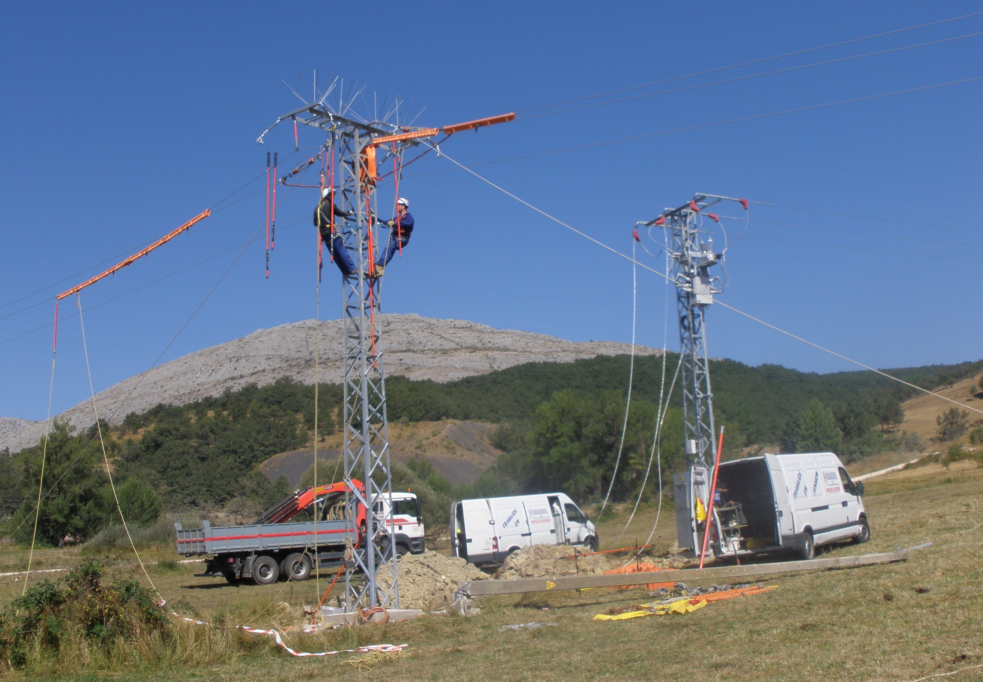 Resultado de imagen de OBRAS EN linea electrica media tension