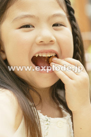 お菓子を食べる女の子 Iwf005 008 Jpg 写真素材