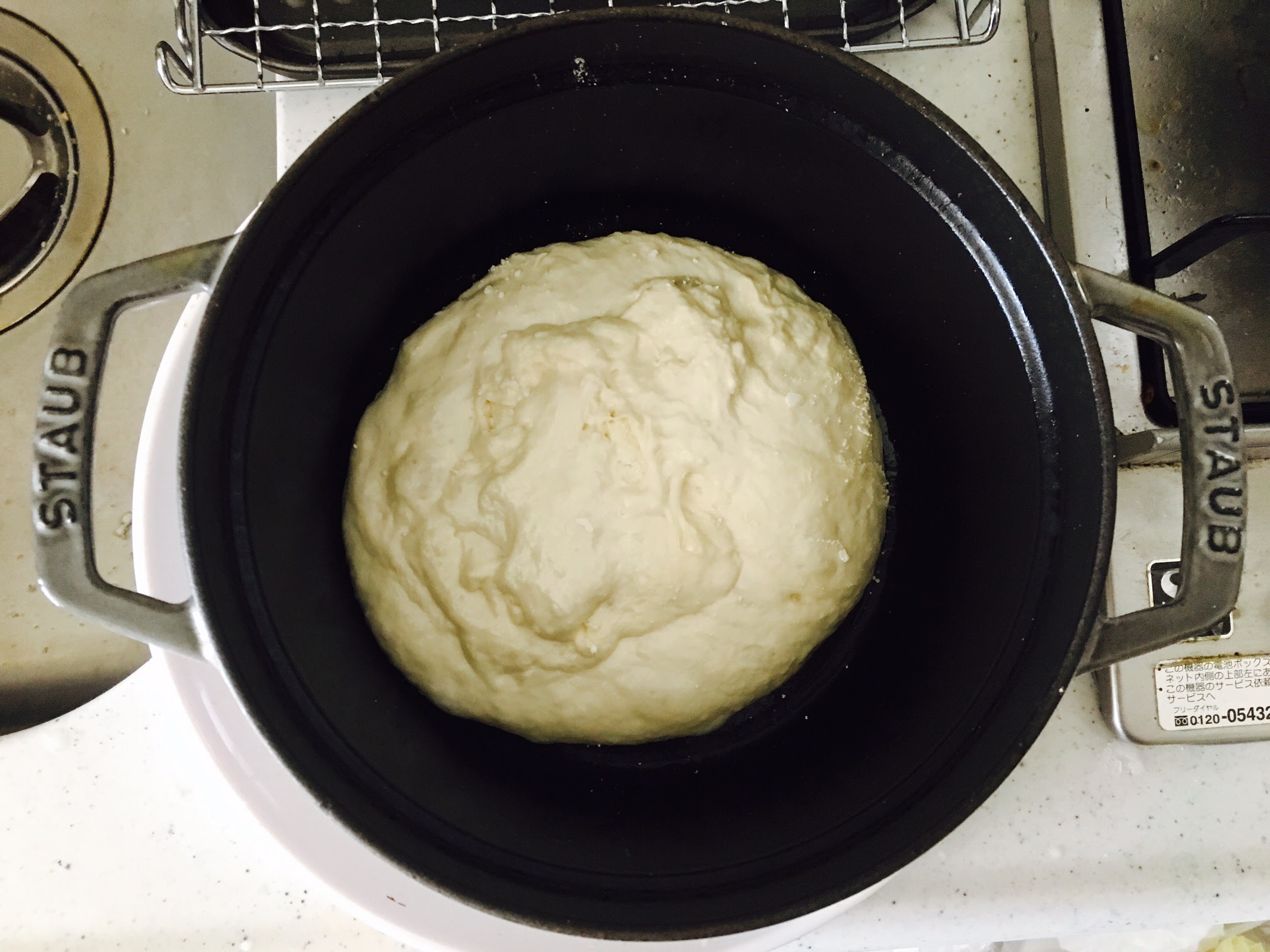 ストウブでこねないパンを作ってみたら見事に失敗しました
