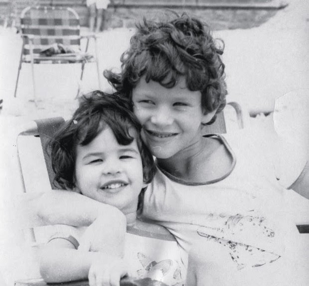 Dan aos 6 anos com a irmã, Tamara