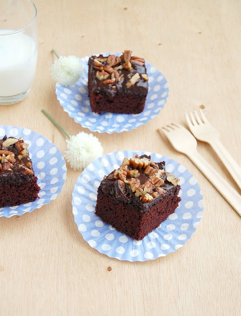 Texas sheet cake / Bolo de chocolate com cobertura de chocolate e pecãs