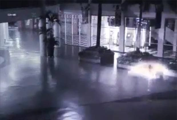 Luz brilhante tem intrigado os moradores. (Foto: Reprodução/YouTube)