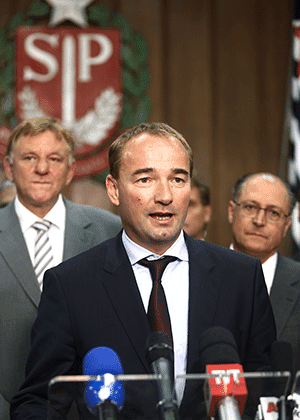 Philipp Schiemer, presidente da Mercedes-Benz no Brasil, com o governador Geraldo Alckmin (dir.) e o diretor global de produção Andreas Renschler