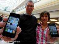 6月24日，“iPhone 4” 登陆德国市场，图片为汉堡的两位苹果迷手持新买的“iPhone 4”