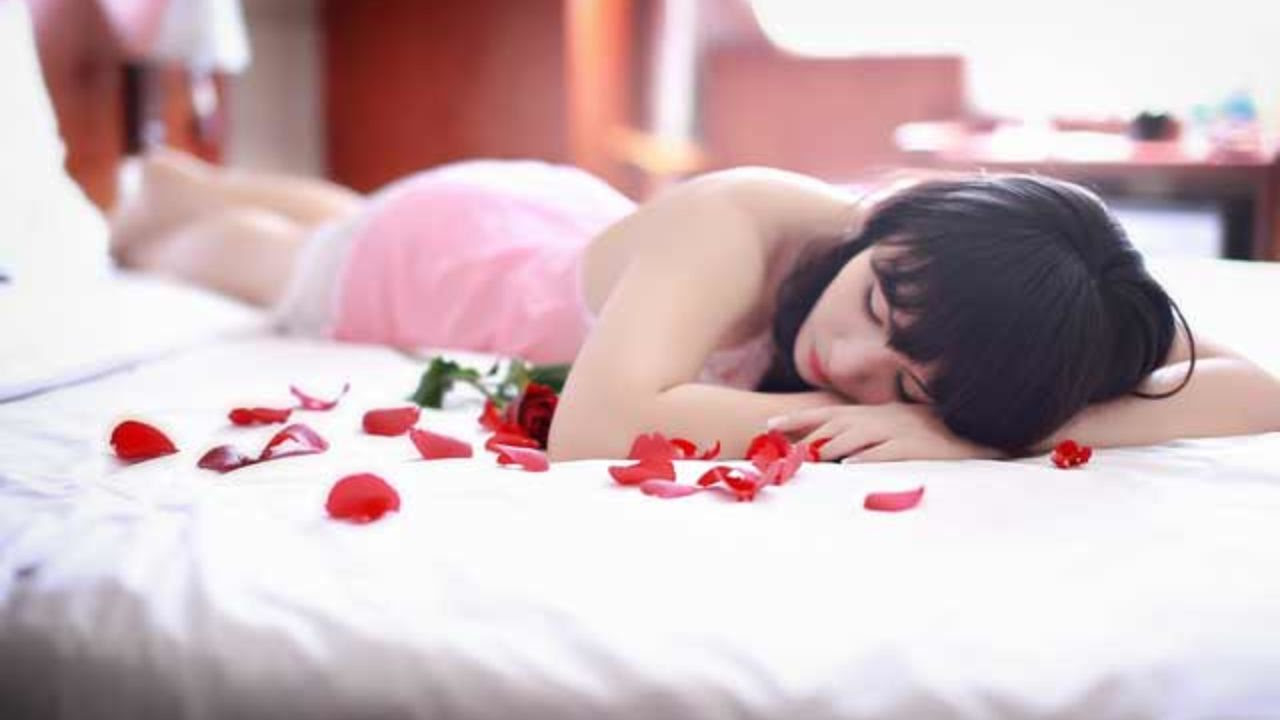 100 Romantic Shayari For Girlfriend And Boyfriend Latest