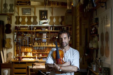 Josep Carbonell, en su taller.
