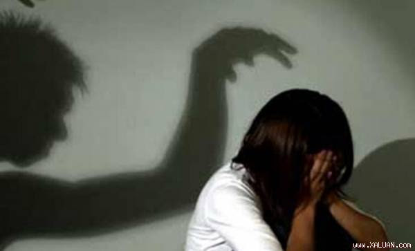 Bị bạn của người yêu hãm hiếp khi người yêu nhờ đưa về