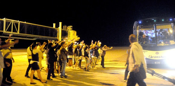 Un total de 54 Colaboradores médicos cubanos que se encontraban en Sierra Leona, combatiendo el Ebola, regresan a la patria tras finalizar su misión satisfactoriamente, por el Aeropuerto de Varadero, en Matanzas, Cuba, el  el 1 de abril del 2015.  AIN FOTO/Oriol de la Cruz ATENCIO/