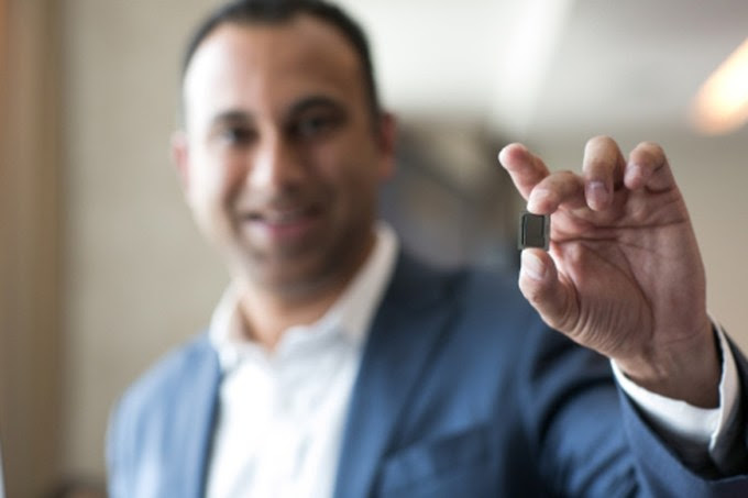 Navin Shenoy holds a 7th Gen Intel® Core processor